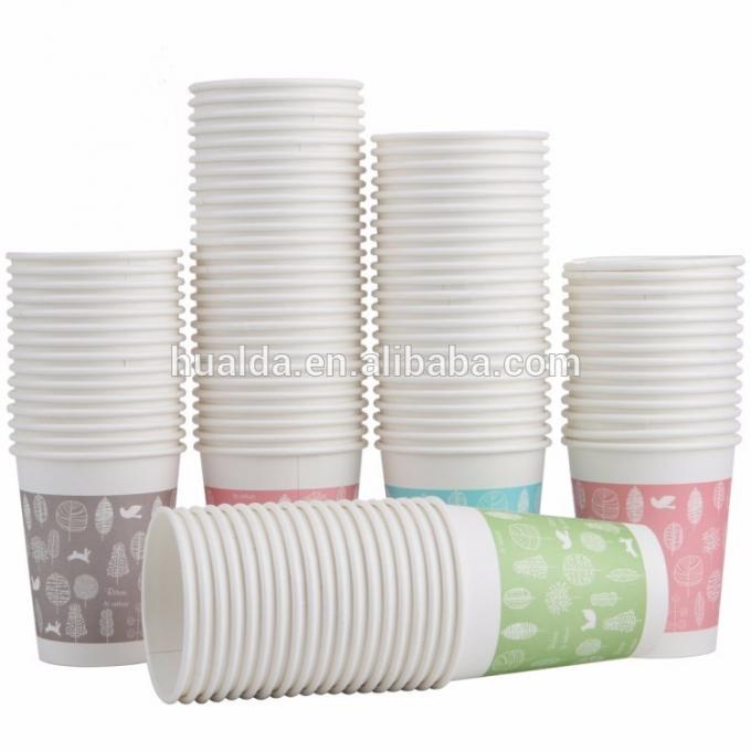 Taza de café de papel reciclable respetuosa del medio ambiente que hace la máquina
