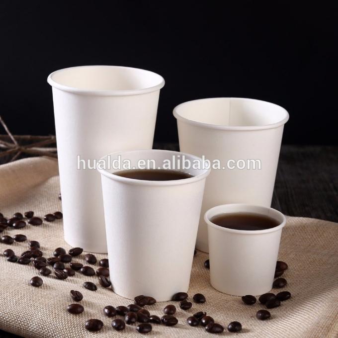 Taza de café de papel reciclable respetuosa del medio ambiente que hace la máquina