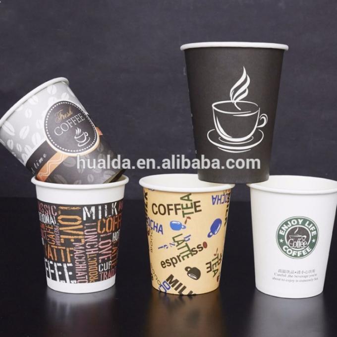 Taza de café de papel reciclable respetuosa del medio ambiente que hace la máquina