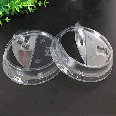 El frío bebe las tapas plásticas que hacen la máquina proveedor