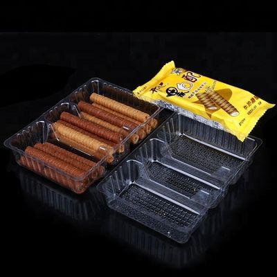 Papases fritas salta la bandeja plástica que empaqueta haciendo la máquina proveedor