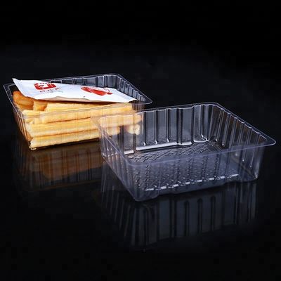 Papases fritas salta la bandeja plástica que empaqueta haciendo la máquina proveedor